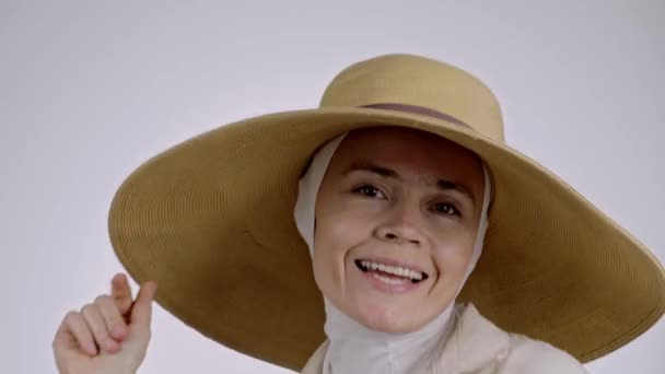 Donna Musulmana Danzante Tra Anni Cappello Solare Spazio Libero Testo — Video Stock