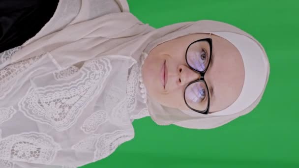 Современная Привлекательная Мусульманка Возрасте Лет Очках Хиджабе Дующая Ладони Высококачественные — стоковое видео