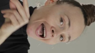 Kameraya bakan sevimli dans eden kadın. Yüksek kalite 4k görüntü