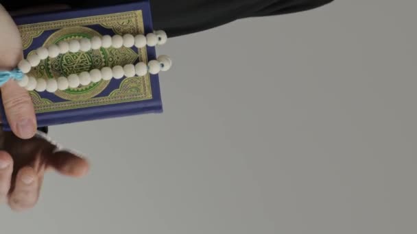 Коран Бусы Руках Мусульманки Возрасте Лет Высококачественные Кадры — стоковое видео