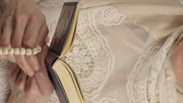 Koranen Och Pärlor Händerna Muslimsk Kvinna Mellan Och Högkvalitativ Film — Stockvideo