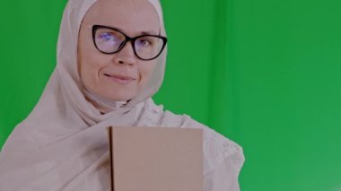 Gülümseyen Müslüman kadın kart stoku yapıyor. Yüksek kalite 4k görüntü