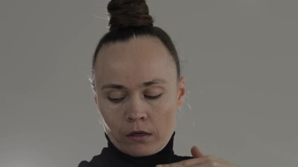 Femme Blanche Élimine Les Pellicules Son Col Roulé Noir Images — Video