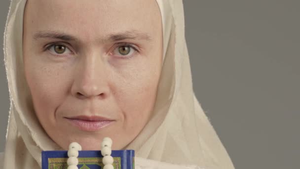Wanita Muslim Yang Cantik Dengan Quran Dan Manik Manik Rekaman — Stok Video