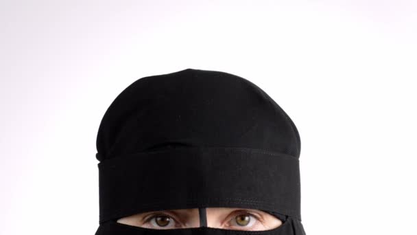 Muselman Kvinna Svart Niqab Närbild Högkvalitativ Film — Stockvideo