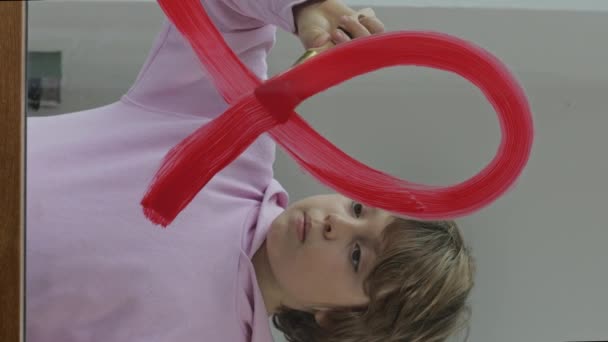 Menina Bonito Anos Está Pintando Fita Vermelha Vidro Janela Imagens — Vídeo de Stock