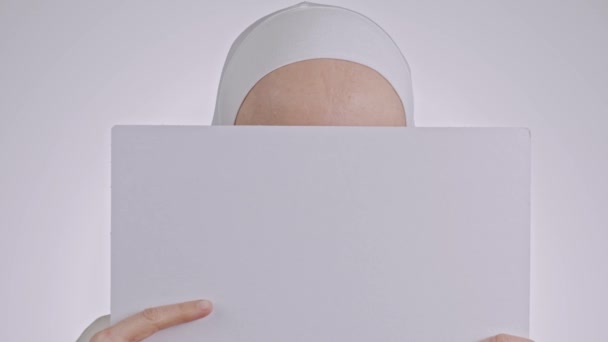 Muselman Kvinna Hijab Döljer Hennes Ansikte Bakom Kort Lager Högkvalitativ — Stockvideo