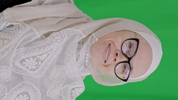 Привлекательная Мусульманка Возрасте Лет Очках Хиджабе Улыбается Камеру Высококачественные Кадры — стоковое видео