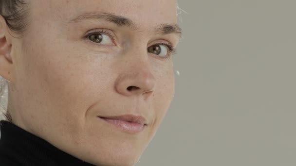 Söt Kaukasisk Kvinna Mellan Och Ler Framför Kameran Högkvalitativ Film — Stockvideo