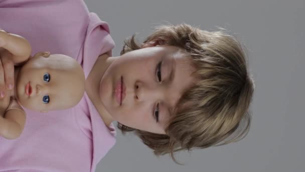 Osmiletá Dívka Objímá Panenku Vysoce Kvalitní Záběry — Stock video