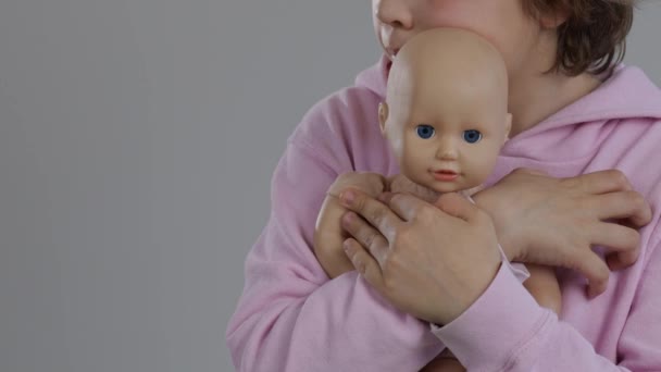 Ragazza Anni Abbraccia Bambola Filmati Alta Qualità — Video Stock