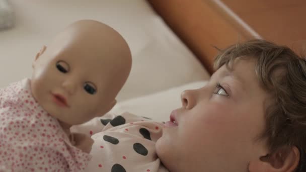 Běloška Sedmiletá Posteli Objímá Panenku Vysoce Kvalitní Záběry — Stock video