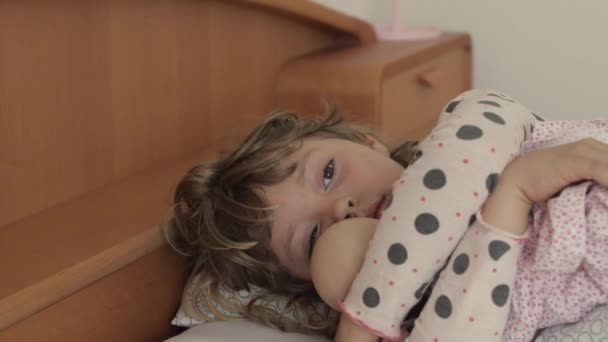Menina Caucasiana Anos Cama Está Abraçando Boneca Imagens Alta Qualidade — Vídeo de Stock