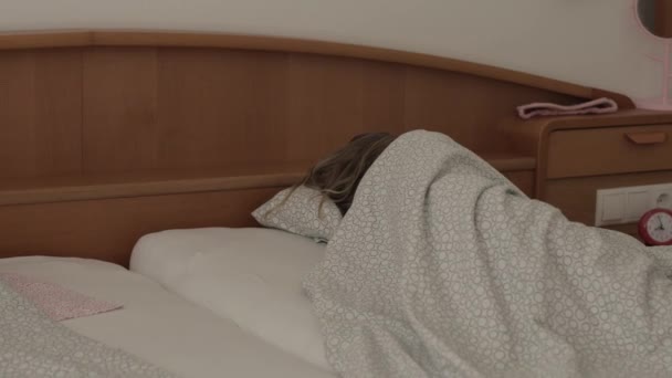 Спящая Девочка Лет Кровати Высококачественные Кадры — стоковое видео