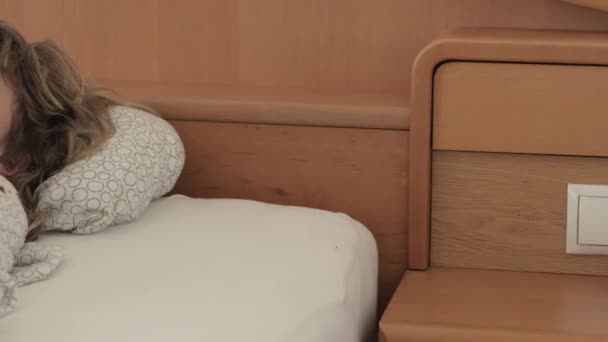 침대에서 소녀는 인형을 포옹하고있다 고품질 — 비디오