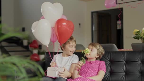 Boy Girl Decorated Room Valentines Day High Quality Footage — Vídeo de stock
