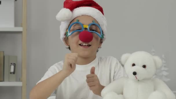Garçon Ans Dans Chapeau Santas Danse Avec Ours Peluche Gros — Video