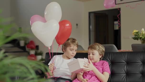 Boy Girl Decorated Room Valentines Day High Quality Footage — Vídeo de Stock