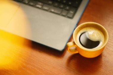 kahve fincanı masada, Bokeh etkisi.