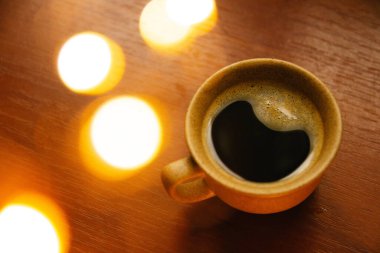 kahve fincanı masada, Bokeh etkisi.