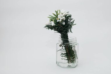 Beyaz arka planda vazoda bir buket bahar çiçeği.