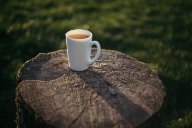 Bir fincan kahve, ahşap tezgahta çay.