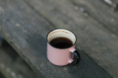 Ahşap arka planda bir fincan kahve.