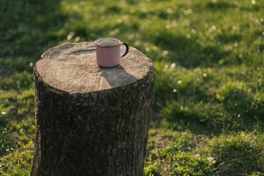 Ahşap arka planda bir fincan kahve.