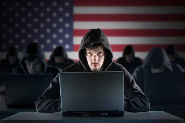 多くのアメリカのハッカー アメリカの国旗を背景に インターネットセキュリティの概念 — ストック写真