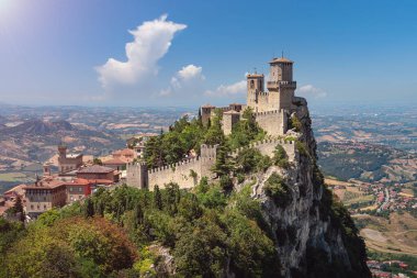 San Marino 'daki ortaçağ kalesinin Guaita kulesi..
