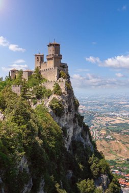 San Marino 'daki ortaçağ kalesinin Guaita kulesi..