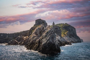 San Pietro (Aziz Peter) Kilisesi, günbatımında Portovenere, İtalya, Liguria 'da.