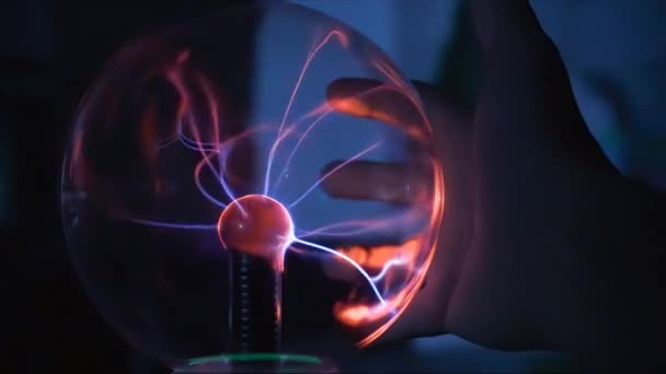 科学家的手接触等离子球 — 图库视频影像