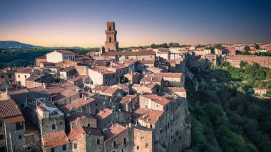 Pitigliano - İtalya 'nın antik ortaçağ kasabası (Toskana) gün batımında.