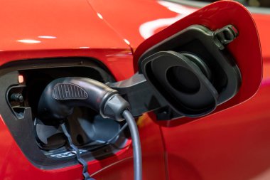 Elektrikli araba (EV) kabloyla prizde şarj oluyor.