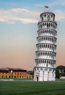 İtalya 'da Pisa' da ünlü bir kule, Tuscany yazın gün batımında.