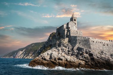 San Pietro (Aziz Peter) Kilisesi, gündoğumunda Portovenere, İtalya, Liguria 'da.