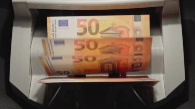 Para sayma makinesi EURO Avrupa banknotlarını sayıyor.