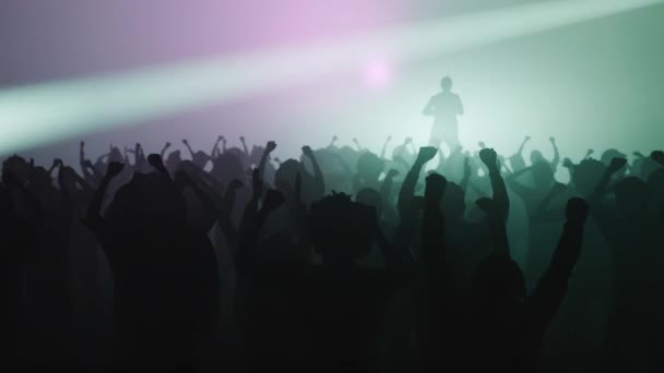 Σιλουέτες Ανθρώπων Που Χορεύουν Μια Συναυλία Φωτεινά Φώτα Στροβιλισμού Στο — Αρχείο Βίντεο