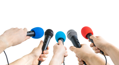 Röportaj sırasında birçok gazeteci mikrofon tutuyor. Şeffaf arkaplanda izole.