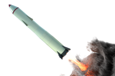 Nükleer füze fırlatması şeffaf arkaplanda izole edildi.