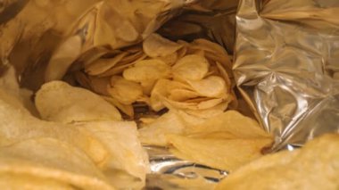 Kamera tuzlu patates cipsi torbasının içinde hareket ediyor..