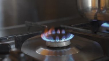 Mutfak gaz ocağı mavi alevle yanıyor..