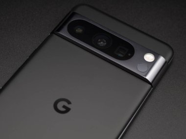 Leeds, İngiltere - Kasım 2023 - Google Piksel 8 Pro Obsidian Matte Black Camera