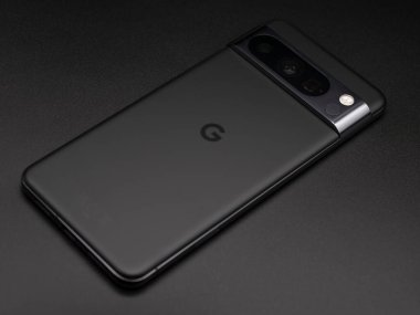 Leeds, İngiltere - Kasım 2023 - Google Pikseli 8 Pro Obsidian Black On Black Background