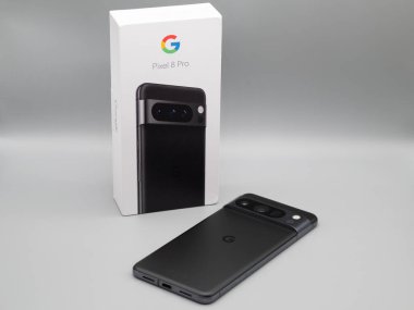 Leeds, İngiltere - Kasım 2023 - Google Piksel 8 Pro Back Obsidian Black Smartphone