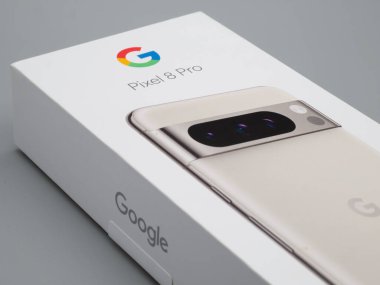 Leeds, İngiltere - Kasım 2023 - Google Pikseli 8 Pro Porselen Kapalı Kutu