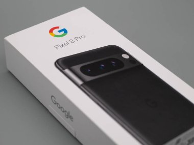 Leeds, İngiltere - Kasım 2023 - Google Piksel 8 Pro Obsidian Kara Kutusu