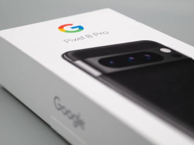 Leeds, İngiltere - Kasım 2023 - Google Piksel 8 Pro Obsidian Black Closeup Kutusu