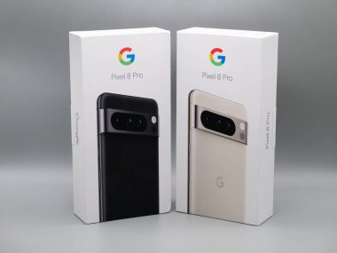 Leeds, İngiltere - Kasım 2023 - Google Piksel 8 Pro Obsidian ve Porselen Kutular